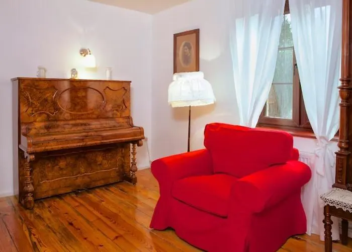 Ferienhaus Spacious Home, Pool, Sauna, Whirlpool *