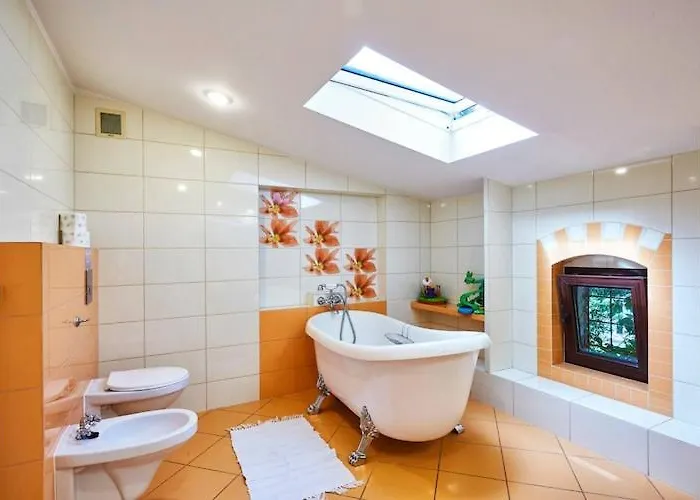 Spacious Home, Pool, Sauna, Whirlpool Ferienhaus *