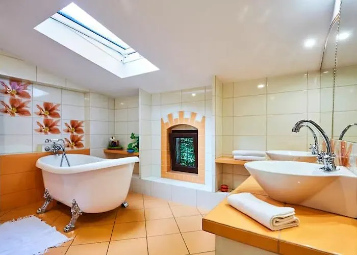 Spacious Home, Pool, Sauna, Whirlpool Sasino