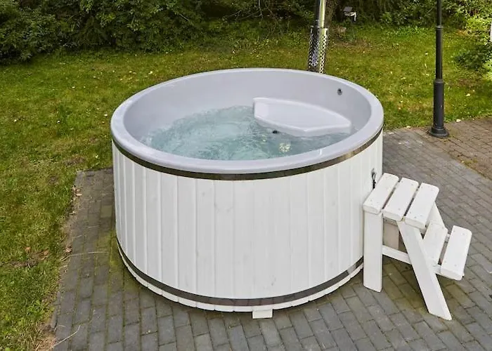 Ferienhaus Spacious Home, Pool, Sauna, Whirlpool Sasino